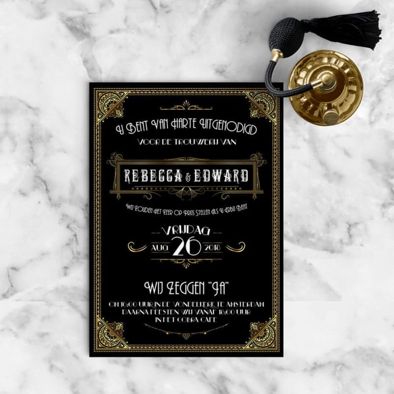 Trouwkaart Great Gatsby met zwarte achtergrond en gouden versiering.