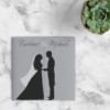 Op de voorkant van trouwkaart Silhouet is een dansende paartje vormgegeven enkel als silhouet, wat een prachtig scherp en tijdloos beeld neer zet. Voorkant van de uitnodiging.