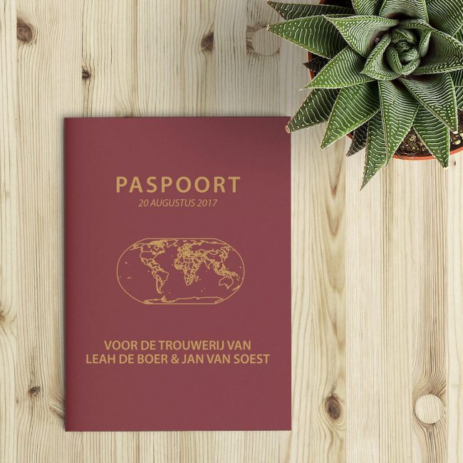Het paspoort als trouwkaart: de binnenzijde van het kaartje is uitgewerkt om globaal op een Nederlands paspoort te lijken - dit is de voorkant van trouwkaart Paspoort.
