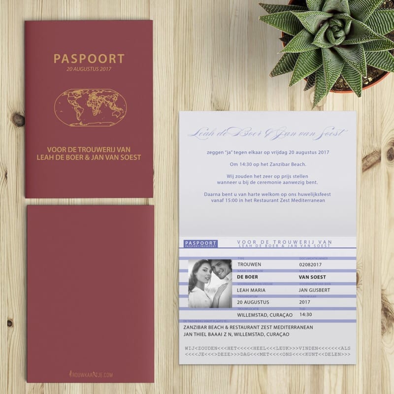 De voor-, achter- en binnenzijde van het trouwkaartje. Het paspoort als trouwkaart: de binnenzijde van het kaartje is uitgewerkt om globaal op een Nederlands paspoort te lijken.