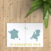 Trouwkaart Internationale Liefde heeft twee landkaartjes op de voorkant, om een internationale relatie uit te beelden. Moderne ontwerpstijl.