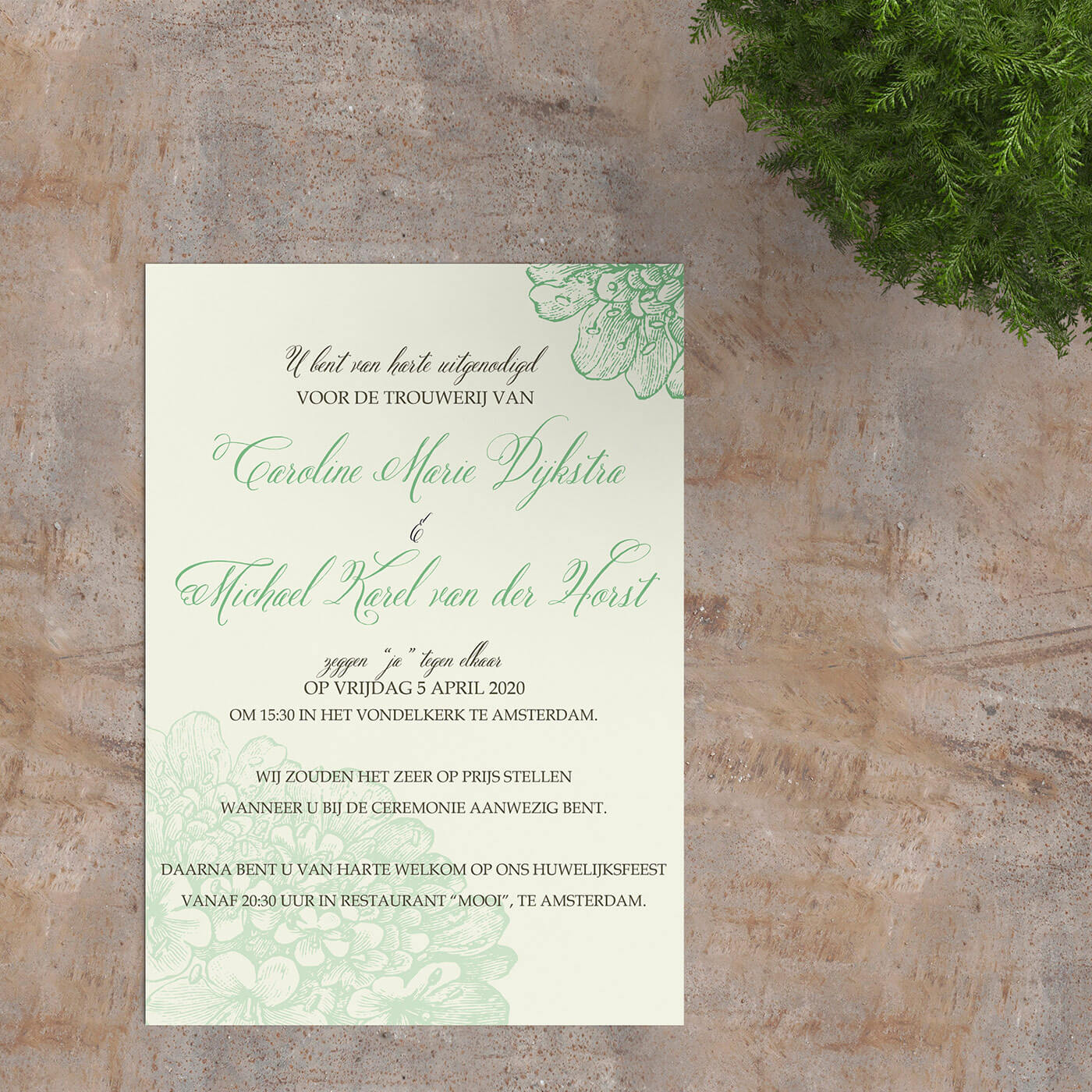Trouwkaart Klassieke Bloesems is een vintage ontwerp met groene bloemen, lichtgroene achtergrond en groene accentkleur voor de tekst.