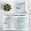 Trouwkaart Landkaart Wereld - Een vliegtuig geeft de locatie aan, hele wereldkaart staat op de voorkant van deze uitnodiging.