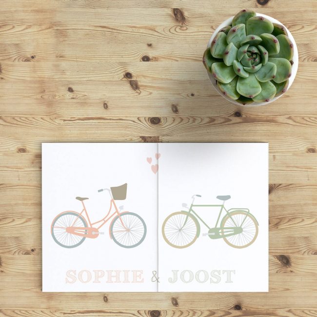 Trouwkaart Samen Fietsen heeft iets heel hollands: gaan trouwen betekent ook samen gaan fietsen. Fietsen is een deel van ons leven hier. Vrolijk ontwerp.