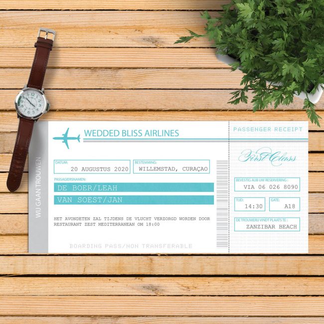 Trouwkaart Vliegtuigticket is geïnspireerd door echte tickets, vol met details. Kleuren zijn wit, blauw en grijs.