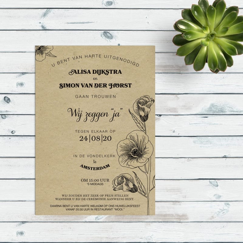 Trouwkaart Bloemen en Vintage is een typografisch ontwerp met prachtige bloemen als versiering. De lichte kraftkleur van het papier, Paperwise, zet de toon.