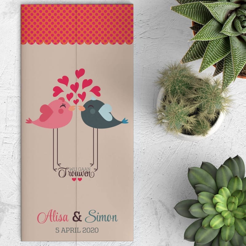 Love Birds is een drieluik trouwkaart met een stel schattige vogels, één op elke flap, links en rechts, die elkaar kussen als het kaartje dicht is.