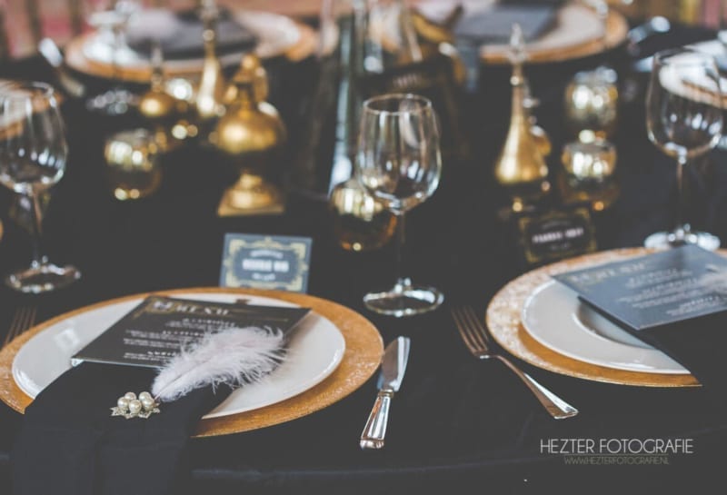 Trouwkaart Great Gatsby trouwstijl: Prachtig aangeklede tafel voor het trouwdiner