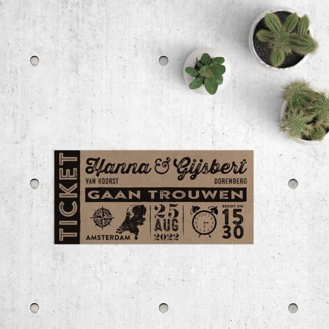 Trouwkaart Ticket op kraftpapier, een ontwerp in vintage ticket stijl met leuke icoontjes-tijdlijn. Trouwkaarten op kraftpapier.
