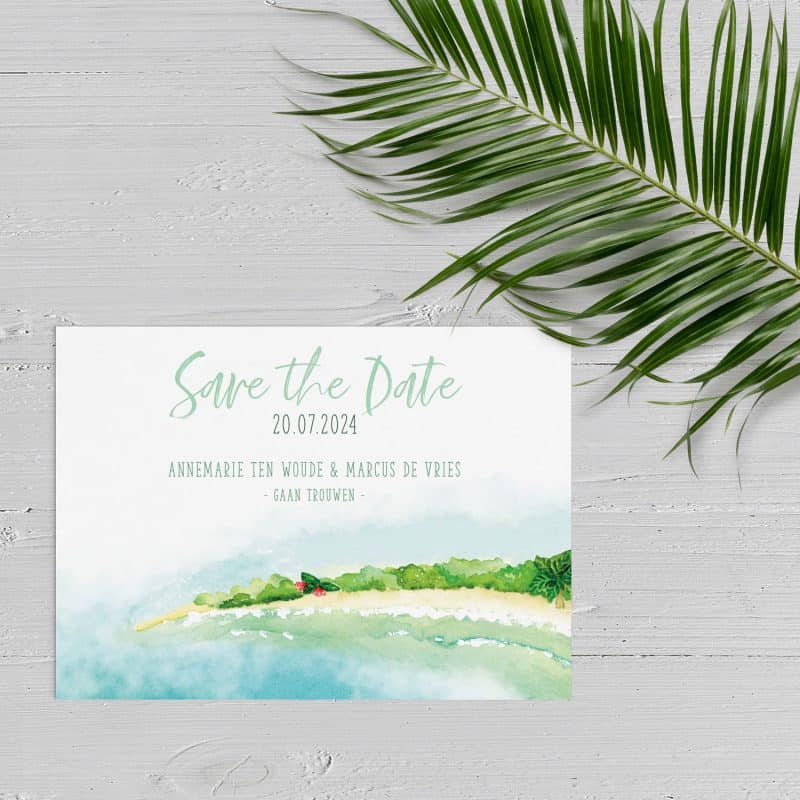 Save the date kaartje Tropisch Eiland laat een prachtige scene zien: een schitterend strand. Iets voor de huwelijksreis of trouwlocatie?