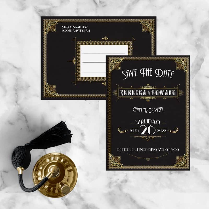 Save the date kaart Great Gatsby is vormgegeven door versieringen te gebruiken met goud-effect, en mooie lettertypes.